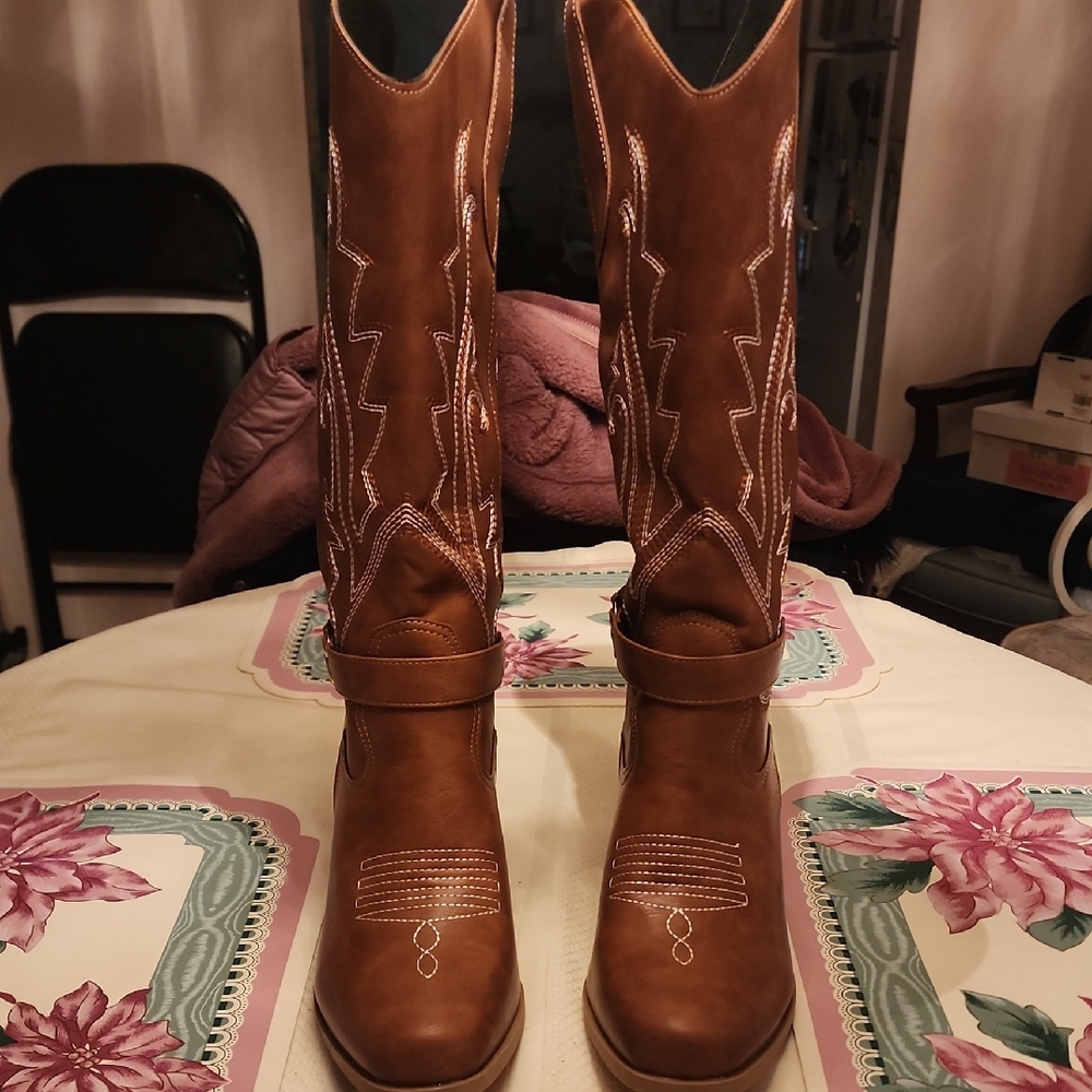 Brown Western-Style Women's Boots Size 8 Fashion Square Toe Embroidered. Firm 46